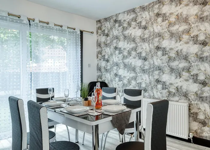 Contractors & Relocation Haven, 3bd House, Secure Off-site Parking & Office Space Дом отдыха *