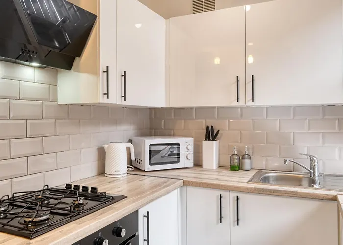 Дом отдыха Contractors & Relocation Haven, 3bd House, Secure Off-site Parking & Office Space *