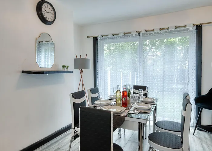 Contractors & Relocation Haven, 3bd House, Secure Off-site Parking & Office Space Дом отдыха *