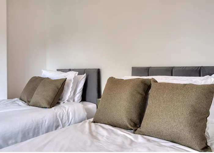 Contractors & Relocation Haven, 3bd House, Secure Off-site Parking & Office Space * Манчестер