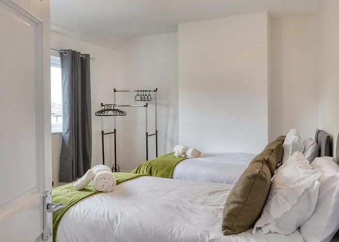 Holiday home Contractors & Relocation Haven, 3Bd House, Secure Off-Site Parking & Office Space Manchester