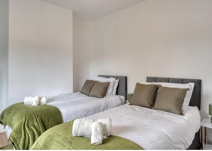 Full House, Massage Mattresses, Sleeps 6 Guests, Free Wifi, Free Parking, Free Netflix, Smart Tv *
