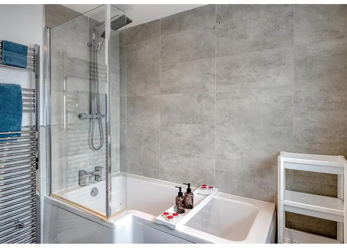 Contractors & Relocation Haven, 3bd House, Secure Off-site Parking & Office Space * Манчестер