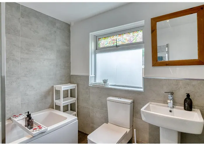 Full House, Massage Mattresses, Sleeps 6 Guests, Free Wifi, Free Parking, Free Netflix, Smart Tv *