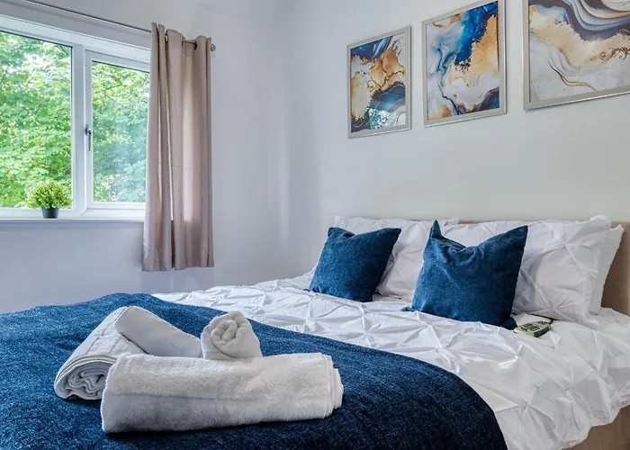 Holiday home Contractors & Relocation Haven, 3Bd House, Secure Off-Site Parking & Office Space