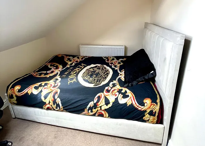 Luxestay - Old Trafford Homestay *