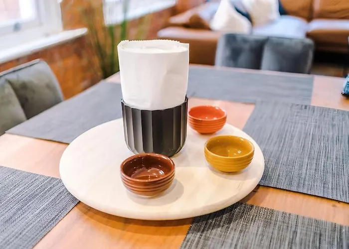 Incredible 3bed Townhouse, Rooftop Patio, Sleeps 6