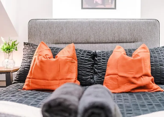 Incredible 3bed Townhouse, Rooftop Patio, Sleeps 6 *