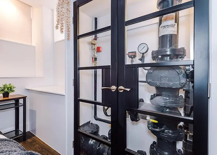 Incredible 3bed Townhouse, Rooftop Patio, Sleeps 6