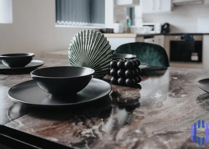 Sophisticated & Stylish Flat Near Airport - Sleeps 9 Apartament *