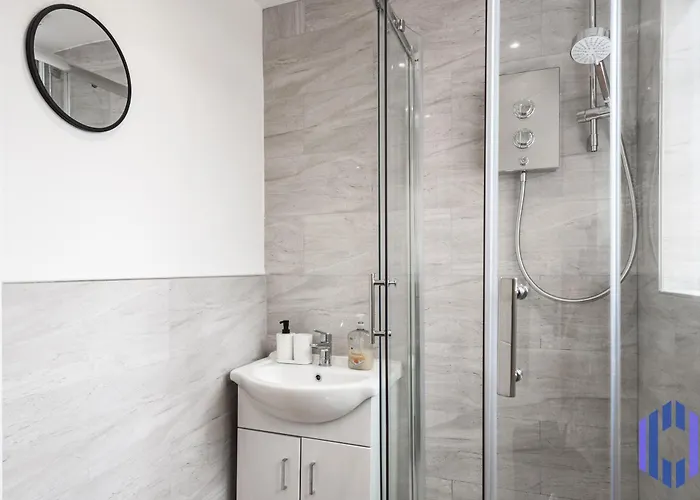 Sophisticated & Stylish Flat Near Airport - Sleeps 9 Manchester