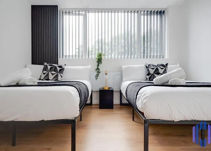 Sophisticated & Stylish Flat Near Airport - Sleeps 9 Apartmán