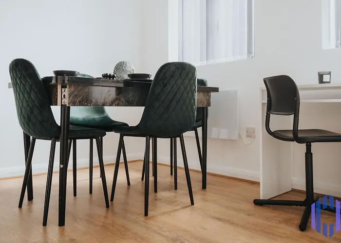 Sophisticated & Stylish Flat Near Airport - Sleeps 9 *