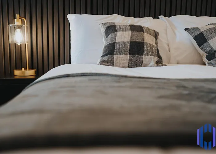 Sophisticated & Stylish Flat Near Airport - Sleeps 9 Manchester