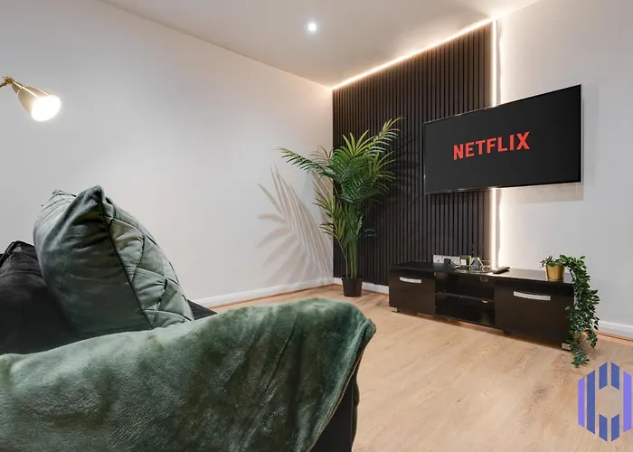 Sophisticated & Stylish Flat Near Airport - Sleeps 9 Manchester