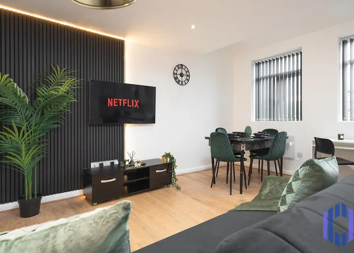 Sophisticated & Stylish Flat Near Airport - Sleeps 9