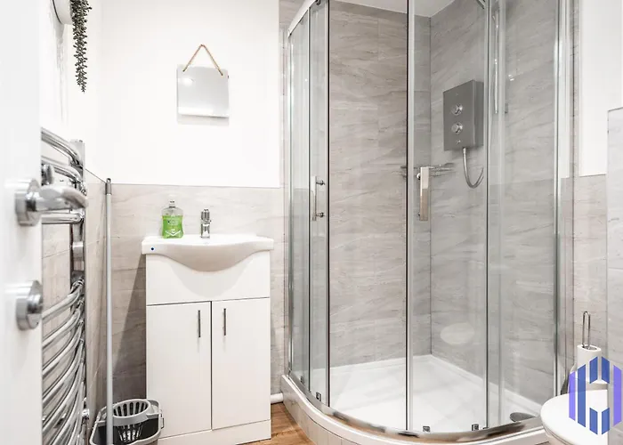 Scandi Loft Style - Sleeps 6 - Near Airport Апартаменты *