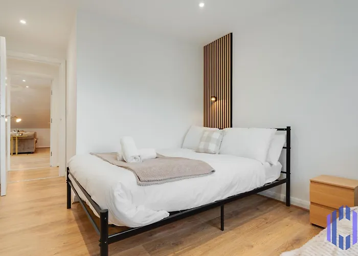 Scandi Loft Style - Sleeps 6 - Near Airport Apartament