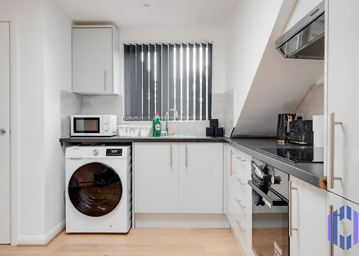 Scandi Loft Style - Sleeps 6 - Near Airport Mánchester