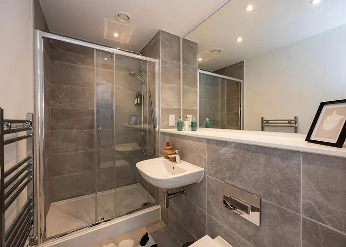 Pet Friendly 2br Near Station By Asquare Letting *