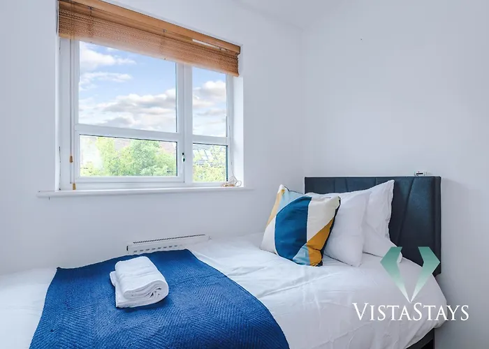 Spacious 3bdr House By Vista Short Lets & Serviced Salford With Pool Table & Free Parking Apartament Manchester