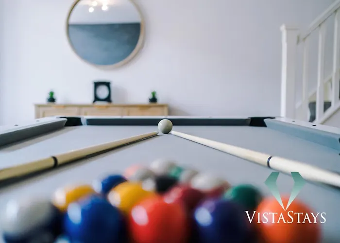 Spacious 3bdr House By Vista Short Lets & Serviced Salford With Pool Table & Free Parking