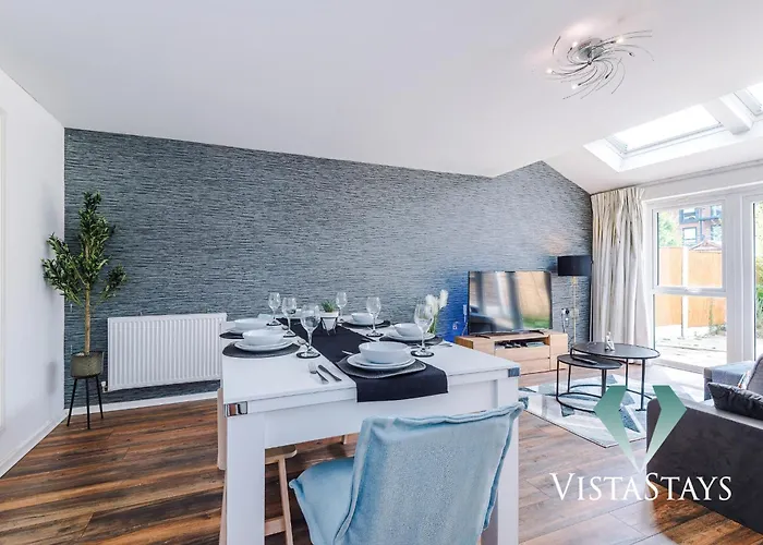 아파트 Spacious 3bdr House By Vista Short Lets & Serviced Salford With Pool Table & Free Parking