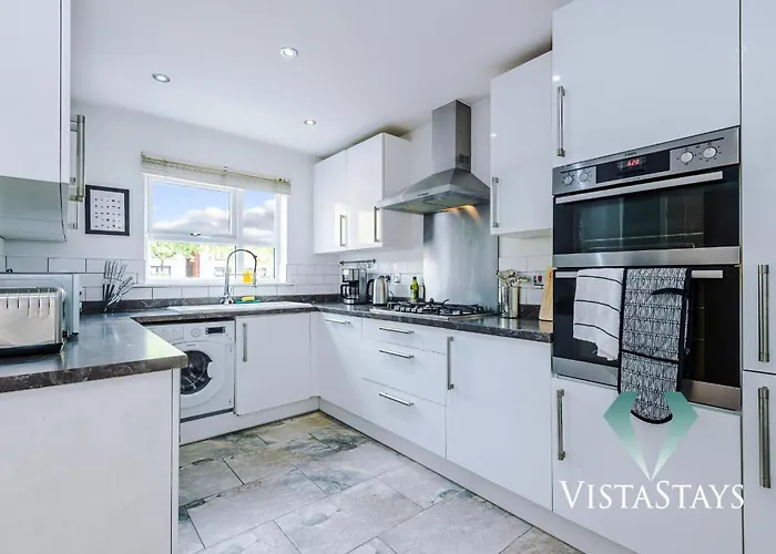 Spacious 3bdr House By Vista Short Lets & Serviced Salford With Pool Table & Free Parking 아파트 *