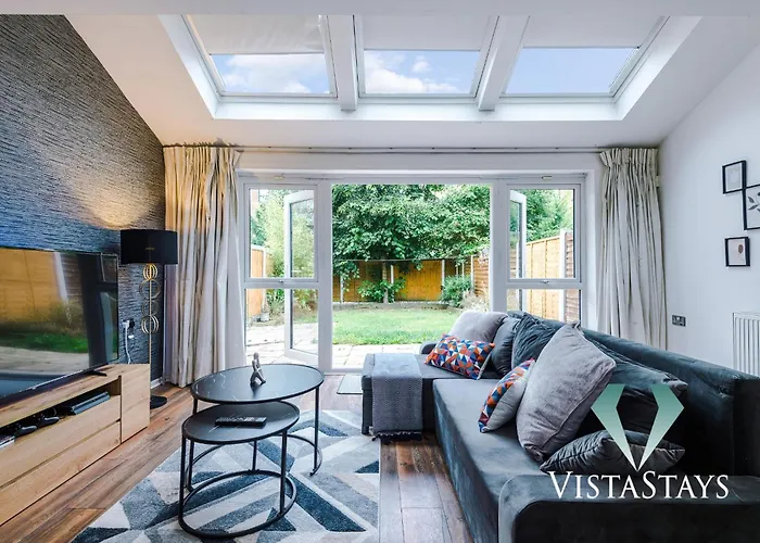 Spacious 3bdr House By Vista Short Lets & Serviced Salford With Pool Table & Free Parking *