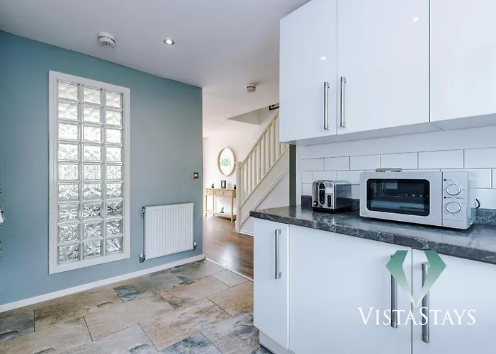 Spacious 3bdr House By Vista Short Lets & Serviced Salford With Pool Table & Free Parking * Manchester