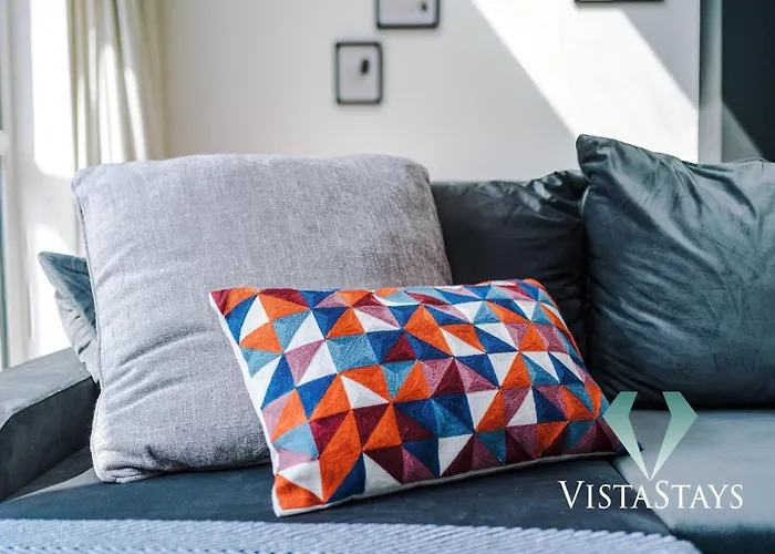 Spacious 3bdr House By Vista Short Lets & Serviced Salford With Pool Table & Free Parking