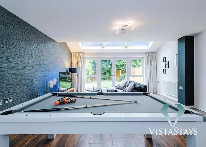 Spacious 3bdr House By Vista Short Lets & Serviced Salford With Pool Table & Free Parking