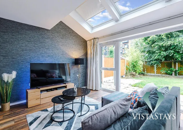 Spacious 3bdr House By Vista Short Lets & Serviced Salford With Pool Table & Free Parking
