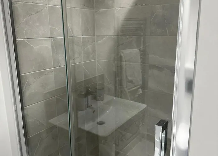 Lush King Ensuite In A Shared 아파트