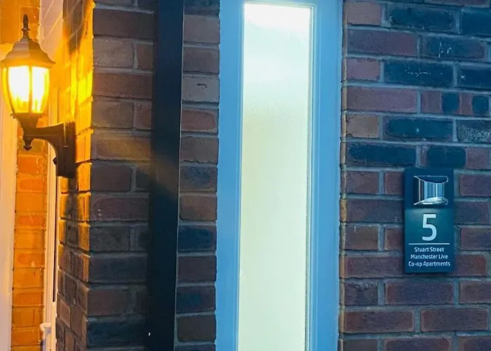 Nyaraló Live Coop Apartment-entire House With Free Parking And Garden- Etihad Stadium *