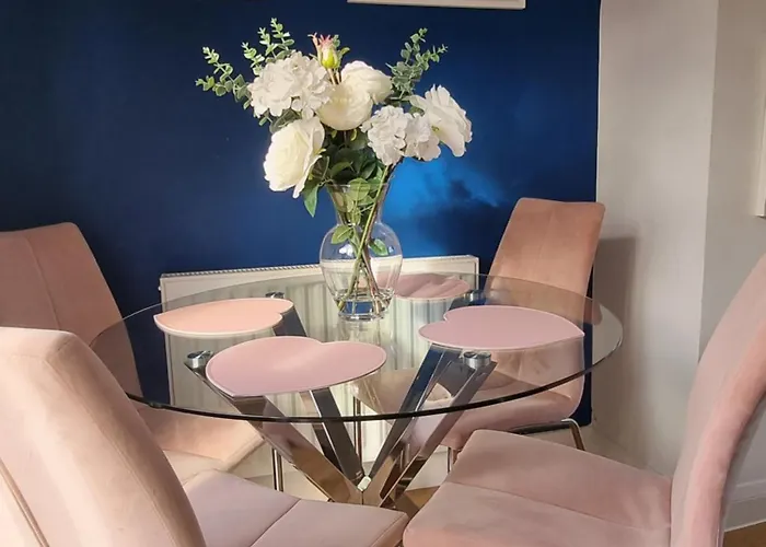 Ferienhaus The Heart - Cosy 3 Bedroom House With Double Driveway And Garden In Manchester