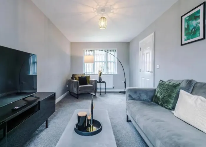 Lux 3 Bed 10 Mins From Centre - Parking & Netflix