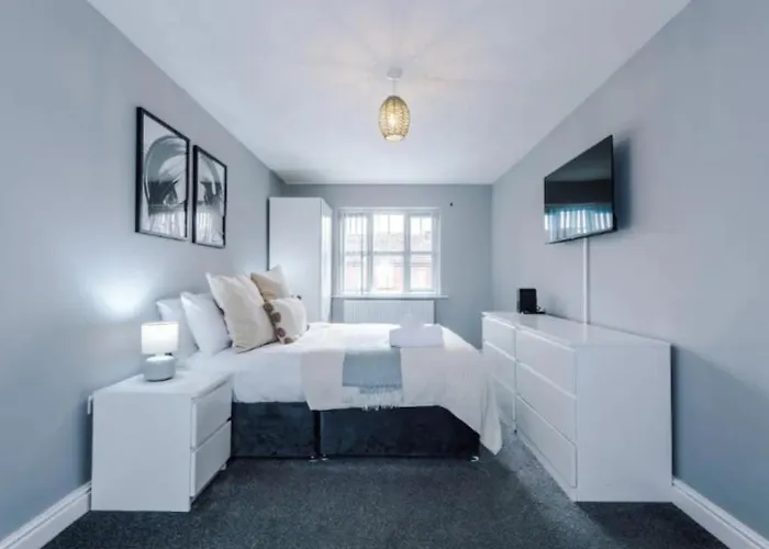 Lux 3 Bed 10 Mins From Centre - Parking & Netflix