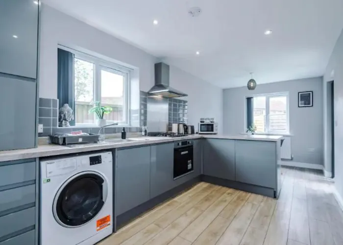 Lux 3 Bed 10 Mins From Centre - Parking & Netflix 펜션