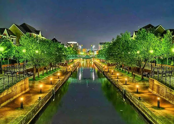 Large & Stylish Townhouse King Beds&free Parking Сasa de vacaciones *