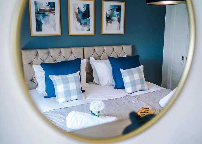 New! Stylish 2-bed In By 53 Degrees Property, Great Location - Sleeps 6! 아파트