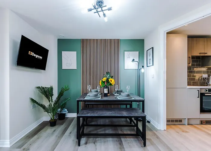 New! Stylish 2-bed In By 53 Degrees Property, Great Location - Sleeps 6! *