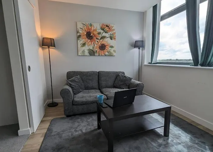 Апартаменты Lovely 1br Penthouse Near Mcr Stadiums