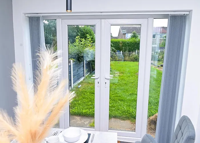 펜션 3 Bedroom House With En-suite Free Wifi And Parking *