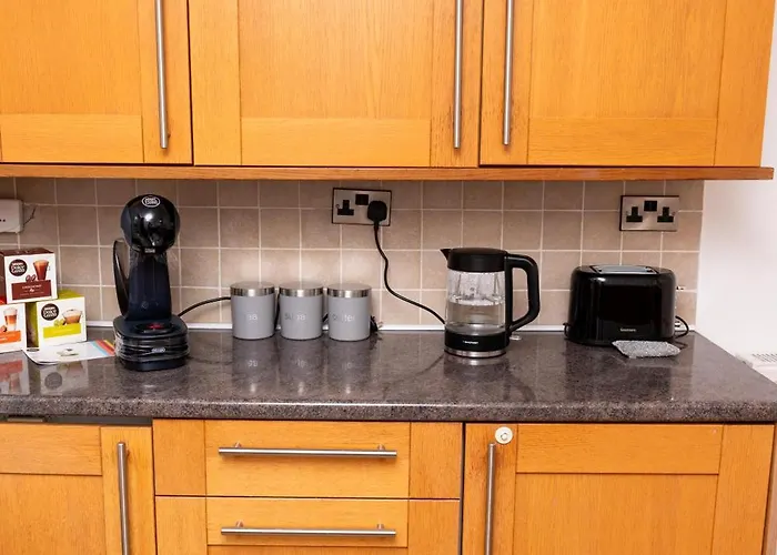 3 Bedroom House With En-suite Free Wifi And Parking *