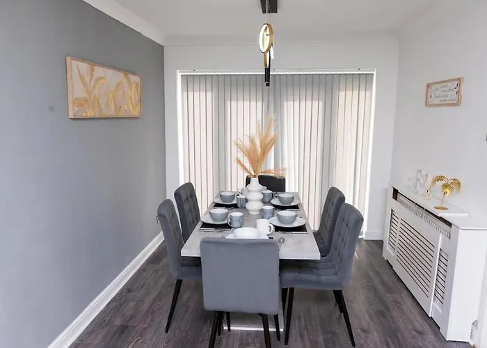 3 Bedroom House With En-suite Free Wifi And Parking 펜션 *