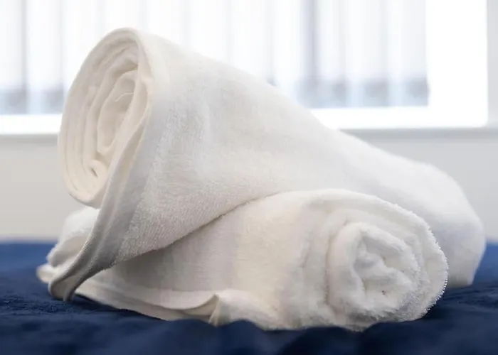 펜션 3 Bedroom House With En-suite Free Wifi And Parking *