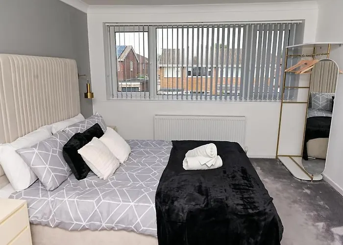 3 Bedroom House With En-suite Free Wifi And Parking بيت للعطل مانشستر