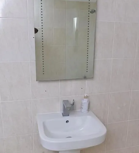 3 Bedroom House With En-suite Free Wifi And Parking *