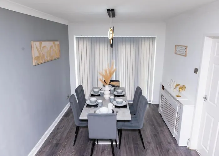 3 Bedroom House With En-suite Free Wifi And Parking *